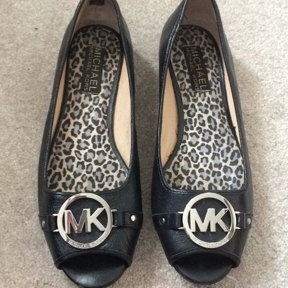 MICHAEL KORS BLACK OPEN TOE FLATS